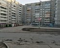 Дорога вся разбитая, есть огромные ямы и множество других ям.