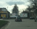 Из-за провала асфальта в 20 сантиметров, автомобили либо резко притормаживают, либо после вылетают с шоком на встречную полосу