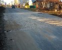 движение по узкой улице очень оживленное. утром водители "срезают" здесь путь, объезжая пробки. вечером едут в гаражи. за последние три года дорогу ни разу не ремонтировали.
несколько раз в год на нашей улице происходят порывы теплосетей, ремонты, коммунальщики постоянно копают ямы, оставляя после себя щебеночные заплатки.