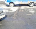 Огромные ямы создают аварийную ситуацию. На повороте автомобили вынуждены поворачивать по встречной полосе из-за ямы-КРАТЕРА!