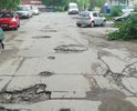 Въезд во двор со стороны ул. М.Горького. (М.Горького д.20) Провал в арке, ямы.