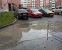 Огромная дыра в асфальте, которую пару раз заделывали камнями и мусором, но она только увеличивается. После дождя ездить нельзя.