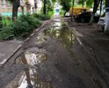 Дорога во дворе в ужасном состоянии, не пройти, не проехать.