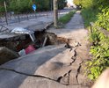 На это участке дороги поставили ограждения уже 4 месяца назад, ремонт не проводится, а асфальт всё больше и больше проваливается. Страшно ездить по этому мосту и ходить