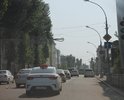 Центральная улица города, дорога вся волнами, выпирают люки на всем участке