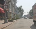 Центральная улица города. Лицо города для туристов. Дорога требует ремонта.