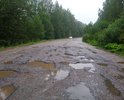 Это лишь небольшой отрезок дороги Максатихинского района Лесное - Максатиха, которая находится в отвратительном состоянии на протяжении почти 40 км. Огромные асфальтовые ямы, которые приходится объезжать по не менее разбитой машинами или размытой дождями обочине. Дорога находится в таком состоянии уже несколько лет и никаких изменений власти района не предпринимают.