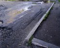 Вместо дороги сплошные ямы, которые после дождя наполняются водой и не просыхают неделями, асфальта почти нет, тротуаров тоже, видимо их не было в проекте, людям приходится ходить либо по лужам, либо по грязи газонов, машины проезжая цепляются днищем.