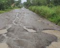 В связи с засыпкой водоотводного канала вся дождевая вода идет ручьями по дороге. Поэтому дорога мгновенно приходит в ненормативное состояние. Есть сильный размыв почвы и дорожного полотна в районе прохождения дренажной трубы. Его уже дважды засыпали, но снова размывает.