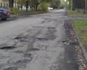 На проезжей части множество глубоких ям, затрудняющих движение автотранспорта.