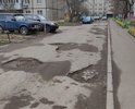 Двор полностью разбит уже не первый год. Огромное количество глубоких ям. Требует срочного ремонта и замены асфальта