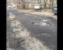 Дорога, ведущая во двор домов 31 и 39 по адресу Бульвар Гусева, находится в аварийном состоянии. Большие ямы практически блокируют въезд  во двор легковых автомобилей. Данная проблема беспокоит жителей микрорайона уже не первый год. Состояние дорог на 1 декабря 2019 года приведено на фотографиях. Убедительная просьба обратить внимание на данную проблему и обеспечить безопасность на дорогах нашего города.