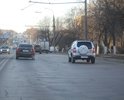 Дорожное полотно требует ремонта. Колейность, множество продольных и поперечных трещин, провалы, износ верхнего слоя.