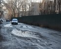 Улицы Еремеева и Питомник находятся практически в центре Воронежа. Здесь расположено более десяти многоквартирных домов. От городской магистрали на улице 9 января их отделяет около 500 м. Но подъехать к жилью на машине, не рискуя повредить подвеску или бампер, можно только летом в сухую погоду. Большую часть года отрезок проезжей части превращается в трассу для ралли по бездорожью. Особенно сложно приходится жителям улицы Питомник, которых от цивилизации отделяет более километра грязи и необъятных ям. Жалкие остатки асфальта, проложенного еще в советское время, давно скрылись под слоем чернозема. Проезжая часть имеет волнообразную форму. Высота отдельных «гребней» достигает 40-50 см. Они буквально выталкивают машины на обочину, а двигаться можно максимум на второй скорости. Особенно сложно приходится жителям улицы Питомник, которых от цивилизации отделяет более километра грязи и необъятных ям.