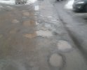 Дорога во двор дома ул Клубная 60 г.Ижевск (двор тупиковый) . Дорога разбита , нет тротуара !!!
Во двор заезжают большегрузы, тк. во дворе находится разгрузочная зона магазина! при этом с торца дома есть площадка для разгрузки и даже когда-то асфальтированная дорога!  жильцы не могут выехать и заехать, т.к. двор тупиковый, а дорога во двор похожа на минное поле. Ни ездить ни ходить невозможно !