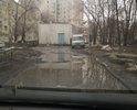 Ямы, грязь, вода, повреждено асфальтовое покрытие