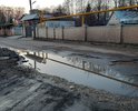 Асфальтное покрытие совершенно не пригодно для эксплуатации. Водоконал в 2019 г. на этом участке проводил ремонтные работы. Вырыли колодец, а землю с кусками асфальта оставили, закрыв часть и так узкой, проезжей части. Теперь на этом участке дороги постоянно копится вода, что создает дополнительную опасность для проезжающих автомобилей и пешеходов: очень глубокие ямы, находящиеся в луже, не видны.  А это чревато нанесением ущерба владельцам проезжающих автомобилей.