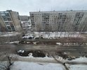 Вода никуда не уходит. Она скапливается огромными лужами. Летом во время осадков мы разуваемся и идем босиком, потому что уровень воды скрывает щиколотку на асфальте.