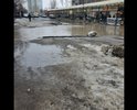 Вода никуда не уходит. Она скапливается огромными лужами. Летом во время осадков мы разуваемся и идем босиком, потому что уровень воды скрывает щиколотку на асфальте.