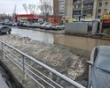 Вода никуда не уходит. Она скапливается огромными лужами. Летом во время осадков мы разуваемся и идем босиком, потому что уровень воды скрывает щиколотку на асфальте.