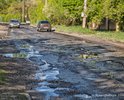 количество ям и трещин, делает дорогу непроезжей, участки дороги водители обьезжают по обочинам или по встречке, проезжая по очереди, причина отсутствие водного стока вдоль улицы, низкое качество ремонта