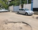 Огромная яма в самом начале дороги, которую невозможно объехать - сильно портятся автомобили