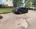 Огромная яма в самом начале дороги, которую невозможно объехать - сильно портятся автомобили