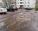 Во дворе домов по улице Громова,д. 26, проспект Дзержинского, д. 52 и проспект Дзержинского, д. 42 дорога просто отсутствует, сплошные ямы, шириной на всю проезжую часть и тротуар. Глубина ям достигает 25 см. Машины вынуждены либо отрывать колеса, либо проезжать по тротуару, который тоже уже превратился в одну большую яму. В результате даже пешеходам пойти негде.