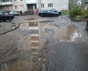 Во дворе домов по улице Громова,д. 26, проспект Дзержинского, д. 52 и проспект Дзержинского, д. 42 дорога просто отсутствует, сплошные ямы, шириной на всю проезжую часть и тротуар. Глубина ям достигает 25 см. Машины вынуждены либо отрывать колеса, либо проезжать по тротуару, который тоже уже превратился в одну большую яму. В результате даже пешеходам пойти негде.