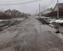 Отсутствуют кюветы, вода в сырую погоду стоит в лужах. В сухую погоду - пыль.