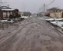 Отсутствуют кюветы, вода в сырую погоду стоит в лужах. В сухую погоду - пыль.