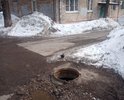 Во дворе Средне-садовой 34 отсутствует крышка люка.