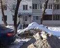 Снежные завалы у дома губернатора высотой 2-4 метра.