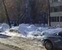 Снежные завалы у дома губернатора высотой 2-4 метра.