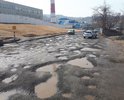 Недавно у нас в городе Владивостоке построили новый микрорайон "Изумрудный" по адресу ул. Майора Филипова (в данный момент сданы два дома, остальные три находятся в стадии строительства). От улицы Русская до этих домов идёт дорога, которая находится в ужасном состоянии (особенно начиная от поворота с ул. Русская). Движение строительной техники и грузовиков только усугубляет и без того не лучшее качество дороги. Раз в месяц наша управляющая компания пускает грейдер, но ситуацию это особо не меняет - через 2 дня на дороге опять появляются глубокие ямы. Администрация города Владивостока тоже решать данную проблему с дорогой, по всей видимости, не торопится.