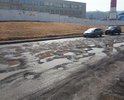 Недавно у нас в городе Владивостоке построили новый микрорайон "Изумрудный" по адресу ул. Майора Филипова (в данный момент сданы два дома, остальные три находятся в стадии строительства). От улицы Русская до этих домов идёт дорога, которая находится в ужасном состоянии (особенно начиная от поворота с ул. Русская). Движение строительной техники и грузовиков только усугубляет и без того не лучшее качество дороги. Раз в месяц наша управляющая компания пускает грейдер, но ситуацию это особо не меняет - через 2 дня на дороге опять появляются глубокие ямы. Администрация города Владивостока тоже решать данную проблему с дорогой, по всей видимости, не торопится.