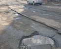 Дороги на Баляево ( на против Минного городка) уже больше 5 лет находятся в разбитом состоянии. Не возможно нормально ни проехать на машине по дороге, ни пройтись с коляской, так как дороги в огромных ямах, а пешеходные дорожки завалены камнями или имеют такие неровности, что сложно идти, не то что еще везти коляску. Если смотреть от моста на Баляево в сторону Луговой( на против Монастырева, то там постоянно коммунальные службы перекапывают дорогу и каждый год дорога все хуже и хуже. Вместо бордюров торчат штыри, отсутствуют ограждения. Дальше во дворах очень сложно проехать мимо домов, так как дорогу уже давно не ремонтировали. Перейти на другую сторону по виадукам с коляской в парк не представляется возможным, так как все виадуки ( их три) в все в ямах и отсутствуют пандусы.