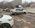 Осенью 2020 водоканал ремонтировал аварию и засыпал яму чем попало. Зимой снег выровнял, а весной ее размыло = не заехать к подъезду и вокруг грязь.