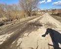 Неравномерная усадка дорожного полотна, ямы, выбоины. Вода подмывает дорожное полотно во время осадков из-за неработающего дренажа.