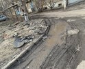 сделали колодец осенью, грязь всю оставили, и второй колодец проваливается, по дороге теперь вообще не проехать....