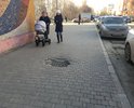 Локальный дефект на тротуаре - размытие грунта и провал тротуарной плитки.

Примечательно, что данный тротуар был обустроен в 2020 году в рамках нацпроекта "Жилье и городская среда" - объект Дворец творчества детей и молодежи.
Много вопросов возникает к качеству исполнения и других элементов данного объекта, например отслоение декоративной штукатурки подпорной стенки.