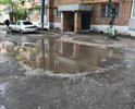 во дворе (и на выезде) дома 135 по ул. Ставропольской огромные лужи, которые скрывают разбитые дороги и глубокие ямы. Ни пройти, ни проехать! С 2018 года Рудаков обещает отремонтировать проезды во дворе! Сделайте хотя бы ямочный ремонт дорожного полотна.