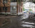 во дворе (и на выезде) дома 135 по ул. Ставропольской огромные лужи, которые скрывают разбитые дороги и глубокие ямы. Ни пройти, ни проехать! С 2018 года Рудаков обещает отремонтировать проезды во дворе! Сделайте хотя бы ямочный ремонт дорожного полотна.