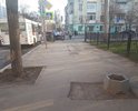 Вдоль сквера Высоцкого (чётная сторона Самарской улицы) тротуар в отвратительном состоянии: сильные вмятины, дыры от демонтированных ларьков. Нормально пройти не возможно!