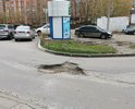 На въезде в ЖК Ботанический с приходом весны образовалась огромная яма, которая мешает нормальному въезду-выезду. Кроме того, в пяти метрах от неё расположен пешеходный переход к школе 58, что напрямую влияет на безопасность.