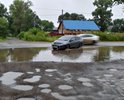 Съезд с улицы Ульяновской на улицу Вилюйскую в сторону от Амурской протоки регулярно затапливается в дождливые дни и становится не проездным. Водители рискуют заглохнуть посреди дороги и создают аварийные ситуации на оживлённой улице Ульяновской (самый частый и опасный манёвр - поворот из центра налево). Иногда даже затапливает и саму улицу Ульяновскую, создавая тем самым проблемы для движения общественному транспорту и особенно пешеходам. В непосредственной близости находится Школа 83. Из-за затопления этого участка школьники рискуют и выходят на проезжую часть. Это не допустимо. Кроме того, сама улица Вилюйская уже долгое время находится в плачевном состоянии, ям на ней столько, что нет живого места и даже для внедорожников сейчас она является серьёзным испытанием. Прошу привести указанный участок дороги в надлежащее состояние, обеспечить нормальное дорожное движение в дождливые дни и обустроить ливневые каналы, если того требует ситуация. Спасибо. С уважением, Наталья Станиславовна.