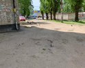 Дорога во дворе дома по улице Циолковского д. 121 А и прилегающие к ней проезды не соответствуют ГОСТ Р 50597-93 "Автомобильные дороги и улицы". В моей семье и у остальных жителей этого дома есть автомобили, у которых подвеска страдает от повышенной ударной нагрузки, что приводит к ускоренному разрушению автомобилей и, впоследствии, к дорогостоящему ремонту, так как объехать такие препятствия нет никакой возможности. Я считаю, что наличие на дороге указанных неровностей – следствие бездействия и халатности лиц, ответственных за содержание данного участка дороги.
Просьба принять меры, либо будем обращаться в более высокие инстанции коллективными жалобами.