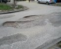 въезд во дворы между домами 30 и 32. Дорога вся разбита