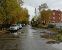 Ужасные дороги вокруг школы №16 в городе Томске. Сама дорога к школе не имеет нормальной парковки, разворотной площадки. Ну это пол беды. Если бы она была в нормальном состоянии. Но она как после бомбежки. Узкий проезд...покосившийся забор школы...брошенные ржавеющие авто...В час пик получается каша из людей и машин. Это как минимум не безопасно. Прилегающие к школе дороги находятся в еще более плачевном состоянии.