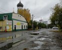 Ужасные дороги вокруг школы №16 в городе Томске. Сама дорога к школе не имеет нормальной парковки, разворотной площадки. Ну это пол беды. Если бы она была в нормальном состоянии. Но она как после бомбежки. Узкий проезд...покосившийся забор школы...брошенные ржавеющие авто...В час пик получается каша из людей и машин. Это как минимум не безопасно. Прилегающие к школе дороги находятся в еще более плачевном состоянии.